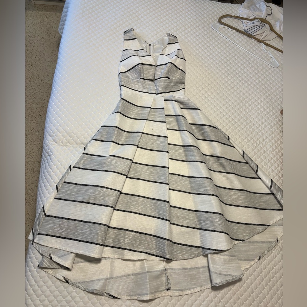 Elegant dress black, white, silver
Midi
Sexy in the front and back
With pockets